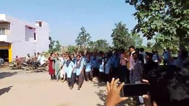 शाहबाद: #सहरिया कन्या छात्राबास भमरगढ़ केलवाड़ा की बच्चियो ने किया #केलवाड़ा थाने पर धरना प्रदर्शन