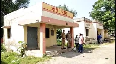 इटावा: खाकाबाग में खेत पर फांसी पर लटका मिला शख्स का शव,जिला अस्पताल में डॉक्टर ने मृत घोषित किया,परिजन ने जताई हत्या की आशंका