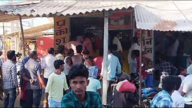 परिहार: फर्जी आधार कार्ड मामले को लेकर परिहार ब्लॉक गेट पर स्थित एक मोबाइल दुकान में पुलिस ने की छापेमारी, हिरासत में लिए 4 लोग