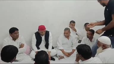 इटावा: राहिन गांव में शोक संवेदना व्यक्त करने पहुंचे सपा राष्ट्रीय अध्यक्ष अखिलेश यादव,मीडिया से बात करते भाजपा पर साधा निशाना