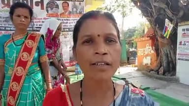 होशंगाबाद नगर: ज़िला कलेक्ट्रेट गेट के सामने पीपल चौक पर धरने पर बैठी आदिवासी महिलाओं ने बताई आपबीती, नहीं हो रही सुनवाई