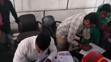 गोंडा: मुजेहना ब्लॉक पर जल जीवन मिशन के तहत समूह की महिलाओं के साथ बैठक कर जल जांच के लिए वितरित की गई किट