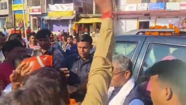 गुमला: भाजपा प्रदेश अध्यक्ष बाबूलाल मरांडी के काफिले को टोटो चौक में रोककर किया गया स्वागत