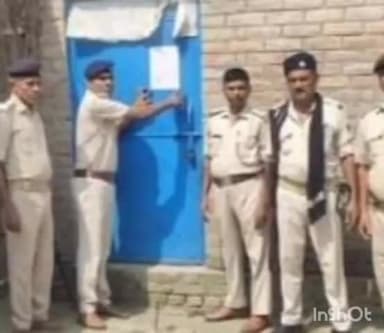 गोपालगंज: जादोपुर थाना कांड संख्या 207/20 के फरार अभियुक्त के घर पुलिस ने चिपकाए इश्तहार