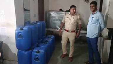 गोपालगंज: नवादा दियरा इलाके से पुलिस ने कच्ची शराब लदी एक पिकअप को किया जब्त, 1 हजार लीटर कच्ची शराब के साथ दो तस्कर धराए