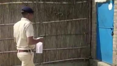 गोपालगंज: बलूआ टोला में पुलिस ने हत्या के मामले में फरार आरोपित के घर ढोल नगाड़े के साथ कोर्ट के आदेश पर चिपकाया इश्तहार