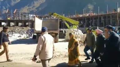 घाट: बद्रीनाथ धाम पहुंच मुख्य सचिव SS संधू ने अधिकारियों के साथ बद्रीनाथ में चल रहे मास्टर प्लान के कार्यों का किया निरीक्षण