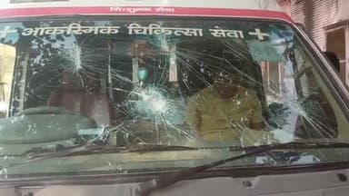 इकौना: इकौना भिनगा मार्ग भमरी भगवानपुर के पास अज्ञात व्यक्ति के हमले से बाल बाल बच्चे एंबुलेंस के पायलट वा एमटी