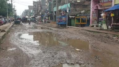 खगड़िया: शहर के स्टेशन रोड गड्ढे में हुआ तब्दील, पैदल आना जाना भी हुआ दुश्वार