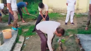 उतरौला: स्वच्छता ही सेवा पखवाड़ा अभियान के अंतर्गत उतरौला थाना क्षेत्र के सभी थानों में श्रमदान कर किया गया सफाई