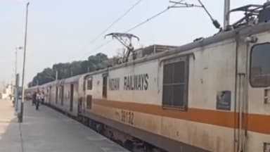 मंझनपुर: भरवारी रेलवे स्टेशन पर 1 घंटे से अधिक खड़ी रही मालदा से दिल्ली जाने वाली फरक्का एक्सप्रेस,यात्री रहे परेशान