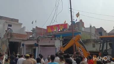 करनैलगंज: बालपुर बाजार में अवैध अतिक्रमण पर चला प्रशासन का बुलडोजर,Xभारी संख्या में पुलिस फोर्स मौजूद