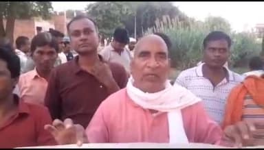 मड़ियाहू: नेवादा में ग्रामीणों ने रोड नहीं तो वोट नहीं को लेकर निकाली रैली, जताया आक्रोश