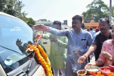 जगदलपुर: नगर निगम जगदलपुर के वाहन बेड़े में शामिल होंगे 20 नए वाहन, दंतेश्वरी मंदिर में पूजा-अर्चना कर वाहनों को किया गया रवाना