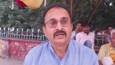 धौलपुर: कलेक्ट्रेट परिसर के बाहर अपनी मांगों को लेकर स्वतंत्रता सेनानी के वंशज एक दिवसीय धरने पर बैटे