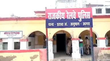 इटावा: रेलवे स्टेशन के प्लेटफार्म नंबर-5 के पास खड़े एक बदमाश को जीआरपी ने किया गिरफ्तार, कब्ज़े से चोरी के तीन मोबाइल किए बरामद