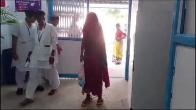 जमुई: बेड़ियों से जकड़ी महिला घायल अवस्था में पहुंची सदर अस्पताल, डाक्टर ने भर्ती कर किया इलाज