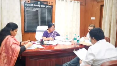 हज़ारीबाग: प्रमंडलीय आयुक्त ने किया कोयला खनन एवं अन्य सरकारी परियोजनाओं की भूमि हस्तांतरण से संबंधित मामलों की समीक्षा