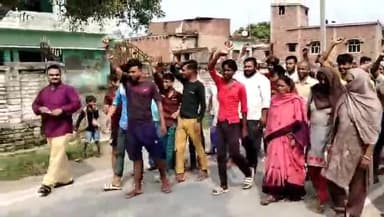 खड्डा: बरवा में ग्रामीणों ने सरकारी राशन के कोटेदार पर मनमानी का आरोप लगाते हुए किया प्रदर्शन