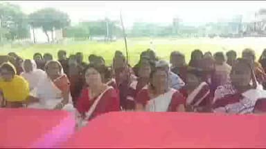 जलालगढ़: जलालगढ़ प्रखंड परिसर में आंगनबाड़ी सेविका और सहायिका ने पांच सूत्री मांगों को लेकर किया धरना प्रदर्शन।