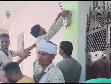 इटावा: सदर इलाके में उच्च अधिकारियों के निर्देश पर बिजली बिभाग ने अभियान चलाते हुए 17 लोगो पर की कार्यवाही