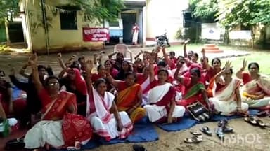 जमुई: बाल विकास परियोजना कार्यालय के समक्ष 21 सूत्री मांगों को लेकर आंगनबाड़ी सेविकाओं-सहायिकाओं ने दिया धरना, की नारेबाजी