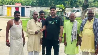 खगड़िया: सदर अस्पताल में मृतक के परिजनों को राजद नेता ने दी सहायता राशि