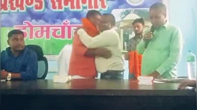 डोमचांच: प्रखंड मुख्यालय सभागार में सम्मान समारोह कार्यक्रम का आयोजन कर नाजीर सह प्रधान सहायक दिलीप कुमार को दी गई विदाई