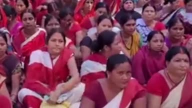 सिधाव: बगहा दो प्रखंड स्थित आईसीडीएस कार्यालय के सामने आंगनबाड़ी सेविका सहायिकाओ ने किया विरोध प्रदर्शन