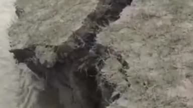 सिधाव: ठकराहा के हरखटोला गांव के समीप गंडक नदी के जलस्तर में गिरावट होने के कारण कटाव हुआ तेज