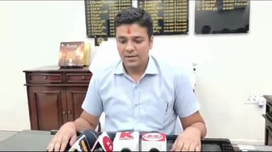 झांसी: ज़िलाधिकारी अविनाश कुमार ने अपने कार्यालय से कहा विकास कार्यों को आगे बढ़ाना रहेगी पहली प्राथमिकता