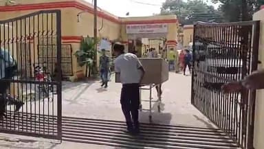 गोरखपुर: जिला अस्पताल में मरीजों को ले जाने वाले स्ट्रेचर पर कबाड़ ढोते हुए नजर आए स्वास्थ्यकर्मी, एक बार फिर हुआ वीडियो वायरल