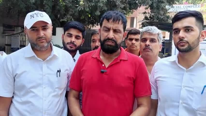 पहरावर की जमीन समाज को दिलाने के लिए हुए केस में 3 हजार के मुचलके पर रोहतक कोर्ट से मिली जमानत।

#पहरावर #रोहतक #हरियाणा #जयपरशुरामजी #जयभोलेनाथ #जय_गौ_माता #courtcase