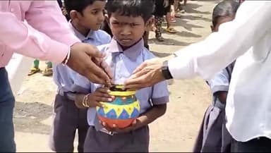 समुद्रपूर: मोहगाव ग्रामपंचायततर्फे मेरी मिट्टी मेरा देश अभियानांतर्गत गटविकास अधिकाऱ्यांना सोपविण्यात आले ५ गावातील अमृत कलश