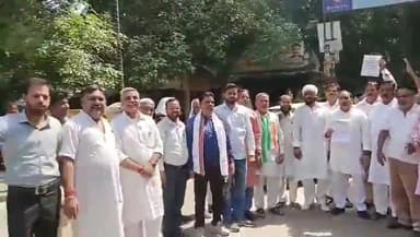 कांग्रेस कमेटी द्वारा अजय राय को अन्याय प्रतिकार यात्रा में बरी न करने के संदर्भ में राज्यपाल को सौंपा गया ज्ञापन