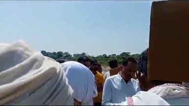 गाडरवारा: सीता रेवा नदी धूरपुर में 'जल सत्याग्रह आंदोलन' में समर्थन देने पहुंचे समाजसेवी श्री गौतम पटेल, कहा- हम आपके साथ हैं