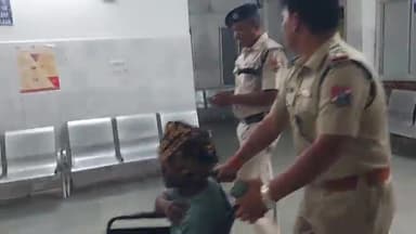 आमला: अहिल्यानगरी एक्सप्रेस ट्रेन से गिरने से एक रेल यात्री हुआ घायल, पुलिस ने आमला के सरकारी अस्पताल में कराया भर्ती