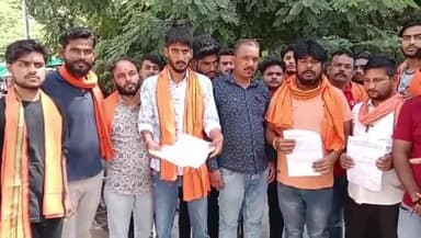 सवाई माधोपुर: कलेक्ट्रेट पर विश्व हिंदू परिषद बजरंग दल ने 51वें हनुमान चालीसा पाठ के आयोजन को लेकर ADM को सौंपा अनुमति पत्र