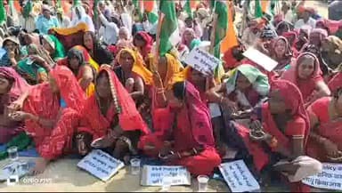 बक्सर: निर्माणाधीन चौसा थर्मल पावर प्लांट के गेट के सामने धरने पर बैठे किसान