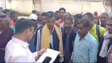 गुमला: 3 महीने से राशन नहीं देने की शिकायत को लेकर ऊपर खटंगा के सैकड़ों ग्रामीण पहुंचे डीसी कार्यालय