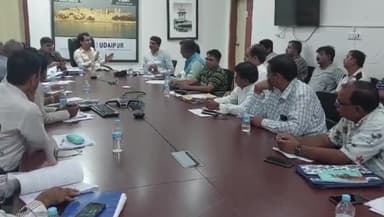 गिर्वा: कलेक्ट्रेट सभागार में जिला निर्वाचन अधिकारी ने ली राजनीतिक दलों के प्रतिनिधियों की बैठक, आचार संहिता को लेकर दिए निर्देश