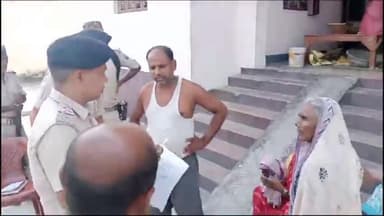 गोपालगंज: आलापुर गांव में विवाहिता की हत्या के मामले में फरार चल रहे 6 आरोपितों के घर पुलिस ने कोर्ट के आदेश पर चिपकाया इश्तहार