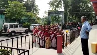 सिकटी: सिकटी सामुदायिक स्वास्थ्य केंद्र व प्रखंड मुख्यालय में सेविकाओं ने किया धरना प्रदर्शन।