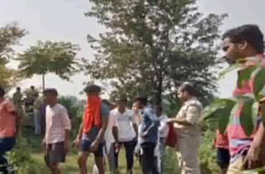 कलियासोल: मैथन थाना क्षेत्र के अंतर्गत काली पहाड़ी दक्षिण पंचायत भवन के पीछे झाड़ी से एक युवक का शव पुलिस ने किया गया बरामद