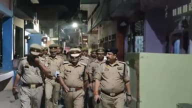 चायल: जनपद में कानून,शांति एवं सुरक्षा व्यवस्था बनाए रखने तथा आगामी त्यौहारो की दृष्टिगत SP ने मंझनपुर कस्बे मे किया पैदल गस्त