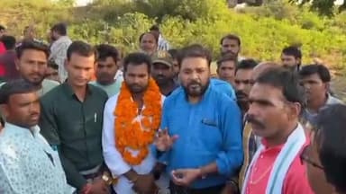 होशंगाबाद नगर: नर्मदापुरम शहर के तवा पुल पर रेत श्रमिकों की बैठक हुई आयोजित, जिला अध्यक्ष माखन कीर बने