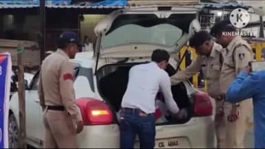 महू तहसील में एक्शन में पुलिस चेकिंग के दौरान हूटर और नेमप्लेट निकाले गए