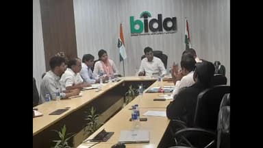 अलवर: आगामी विधानसभा चुनाव को लेकर बीड़ा सभागार में जिला कलेक्टर हनुमान ढाका ने ब्लॉक स्तरीय अधिकारियों की ली बैठक