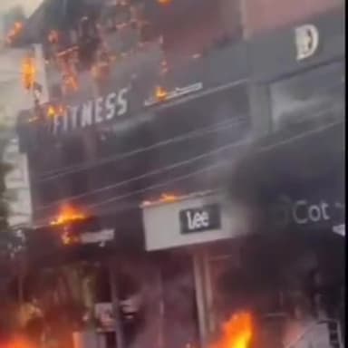 बड़गांव: शोभागपुरा सर्कल पर एक रेस्टोरेंट में लगी भीषण आग, करीब ₹50 लाख का बताया जा रहा नुकसान