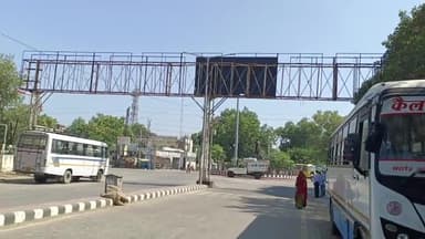 सवाई माधोपुर: जिले में आचार संहिता लगते ही शहर में उतारे गए होर्डिंग्स व बैनर